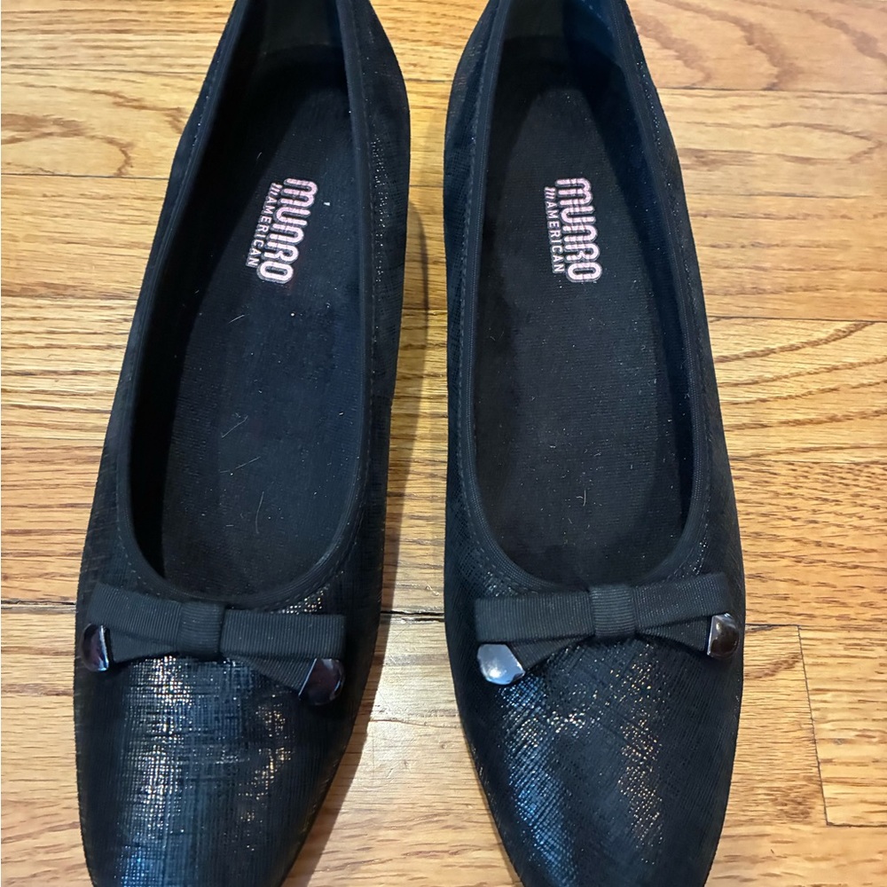 Munro shimmery wedge in black crosshatch with a bow